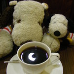カフェ　華 - プラス100円で珈琲・紅茶が付けられるので、
ボキらはホットコーヒーをつけてもらいました。
実はこちらのお店、店内を個展の場所として無料で
提供されていて、定期的に絵や写真が飾られているんだよ。