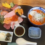海鮮　たくみ - 料理写真:海鮮丼＆ハーフ坦々麺