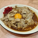 スタミナカレーの店 バーグ - スタミナカレー生卵
