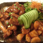 ゆるり 中華食堂 癒食同源 - 豚足と新じゃがのピリ辛煮込み 980円。