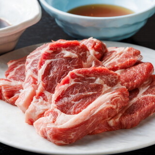 厳選した良質な羊肉を、北海道スタイルの炭火焼きでじっくりと