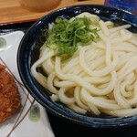 セルフうどん なりや本店 - 料理写真:冷かけうどん（中）＆コロッケ