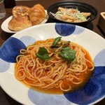 鎌倉パスタ - 料理写真:フレッシュバジルのトマトソースパスタ、サラダ・パン3個セット
