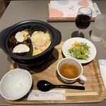 チーズ＆ドリア.スイーツ - half&halfのカルボナーラ風ドリアとビーフシチュードリア＋サラダとスープセット、グラス赤ワイン