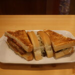 コメダ珈琲店 - 料理写真:タンドリーチキンホットサンド