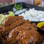 美千しお - 料理写真:まろやかなデミソースがたっぷり〜♪モモチキンカツ