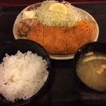 居酒や たけぞう - ジャンボチキンカツ定食580円、ボリュームはあります。f^_^