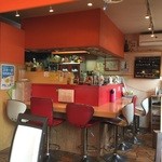 ボーノ - 店内はカウンター、テーブル席２つとこじんまりとしております。