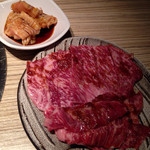 京やき肉よし田 - ローストハラミ、奥に上ミノ