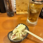 大衆酒場るーつ - セロリと茗荷の浅漬けで黒ホッピー