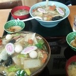 ますや食堂 - 手前 中華丼大盛￥９５０  奥 中華丼普通盛り￥８５０