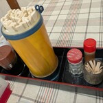 まえだ屋 - テーブル席の調味料等
