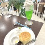 魔法のパンケーキ - ミニパンケーキとクリームソーダ