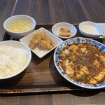紅虎餃子房 - 料理写真:マーボー豆腐定食に唐揚げプラス
