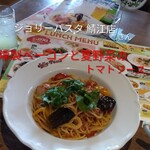 ジョリーパスタ - 料理写真:燻製ベーコンと夏野菜のトマトソース