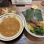 家系ラーメン王道家直伝 との丸家 - 