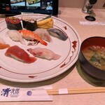 すし清次郎 - 日替わり10種ランチ
サーモン、バランスが悪く転がってしまってます(^^;