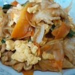 新華苑 - 野菜炒めですがお肉と玉子がたっぷりでボリュームあります。