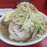ラーメン二郎 - 豚は2枚。大きく分厚いボリューム味とも最高です！