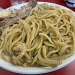 ラーメン二郎 - スープを吸ったムチっとした麺。すすりこごち良くウマいの一言です。