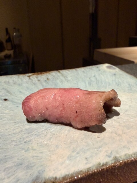 アブリン。焼き肉 希少な知床牛を目の前で焼き分ける！赤身の個性を楽しむ六本木の劇場型