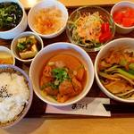 カフェレストりん - 2015･4･17･ランチ。
      豚肉のミックス野菜炒め。手羽元&大根&巾着の中華煮。新玉のポンズがけ。冷奴。フルーツ。
      豬肉炒什錦青菜。滷小鷄腿&蘿蔔&豆包。新洋葱拌柴魚。生菜沙拉。涼豆腐。水果