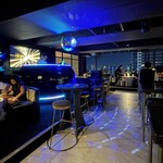Verified Rooftop Bar & Lounge - 落ち着いて優雅に飲むというよりは、少し音楽も大き目で割と賑やかな感じ。 それでも景色も良く、サイドのテーブル席に座れば多少ゆったりと飲める。