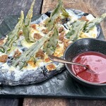 Utopia - UTOPIA SPECIAL PIZZA P560、竹炭を練りこんだ生地と空心菜のチップスが特徴的