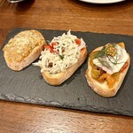 地中海料理 グルージャ - ピンチョス(左から紅ズワイガニとレモンパン粉、広島産シラスと発酵トマト、自家製イワシマリネと焼き野菜のマリネ）