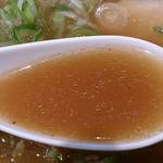 麺屋 騎士 - 麺屋 騎士 ＠ときわ台 ラーメン 醤油 「博多のあん」様 リスペクト画像 細かな油が浮くスープは魚介系の出汁が効いています