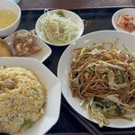 中華料理 福祥 - 焼きそばのセットのご飯をチャーハンに変更
