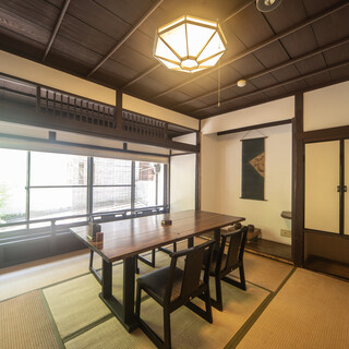 2階には記念日や特別な会食にも最適な和個室を完備しております