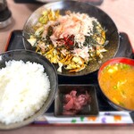 すずめ食堂 - 料理写真:焼きそば定食
お皿がお盆に収まってません