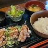 名もなき店 自然生物語 - 鶏唐揚げランチ(税込900円)
①刻み青葱タレ掛け鶏唐揚げ【 3個】、千切り甘藍〖キャベツ〗添え②野菜サラダ(赤縮緬萵苣〖サニーレタス〗)③麦ご飯④山芋とろろ⑤お味噌汁