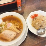 ラーチャン家  - 料理写真:昔ながらの中華そばチャーハンセット 980円
