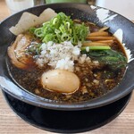 麺や暁 - 暁ブラック味玉入り