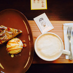 本とコーヒー テガミシャ - カフェラテとバナナタルト