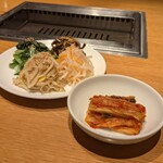 ビーフキッチン - ナムル4種盛り / 白菜キムチ
