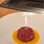 ビーフキッチン - 鹿児島産黒牛シンタマの炙りユッケ