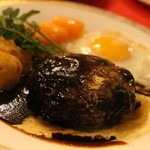 グリル・エス - ハンバーグ（フツーのほう）　これもソースがスパイシーで辛いですね。その上クリーム味もはいってて、かなりこってり。