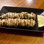 焼鳥家 - 鳥皮 2本 520円。