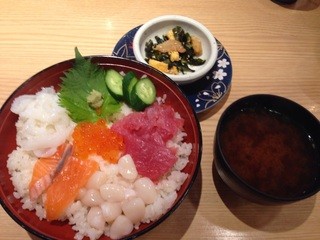 玄海丸 - 海鮮丼　小鉢＆赤だし付　842円