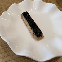 Loiseau de France - アミューズ　黒胡麻とチーズのサブレ