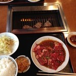 焼肉 横濱慶州苑 - 焼いてます