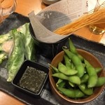 居酒屋敷 万 - おつまみ前菜盛り合わせ。
            黒豆の枝豆、おつまみパスタ、海老と無農薬レタスの生春巻き。