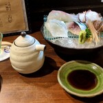 쿠루리 - 刺し盛り　１人前【タコ、鯛、真鯒、〆鯖、ムツ(炙り)】
