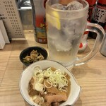立呑み 晩杯屋 - 料理写真:チュウハイと煮込み