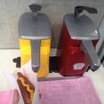 マツダズームズーム スタジアム広島 - 2015.4.17 PRESENCE の「スタジアムドック」。店舗脇で、お好みによりケチャップ＆マスタードを付けます。