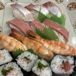 寿し秀 - カンパチ、エビ、中トロ、巻き物（梅じそ）