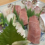 寿し秀 - カンパチ、中トロ、クエ、アジのアップ